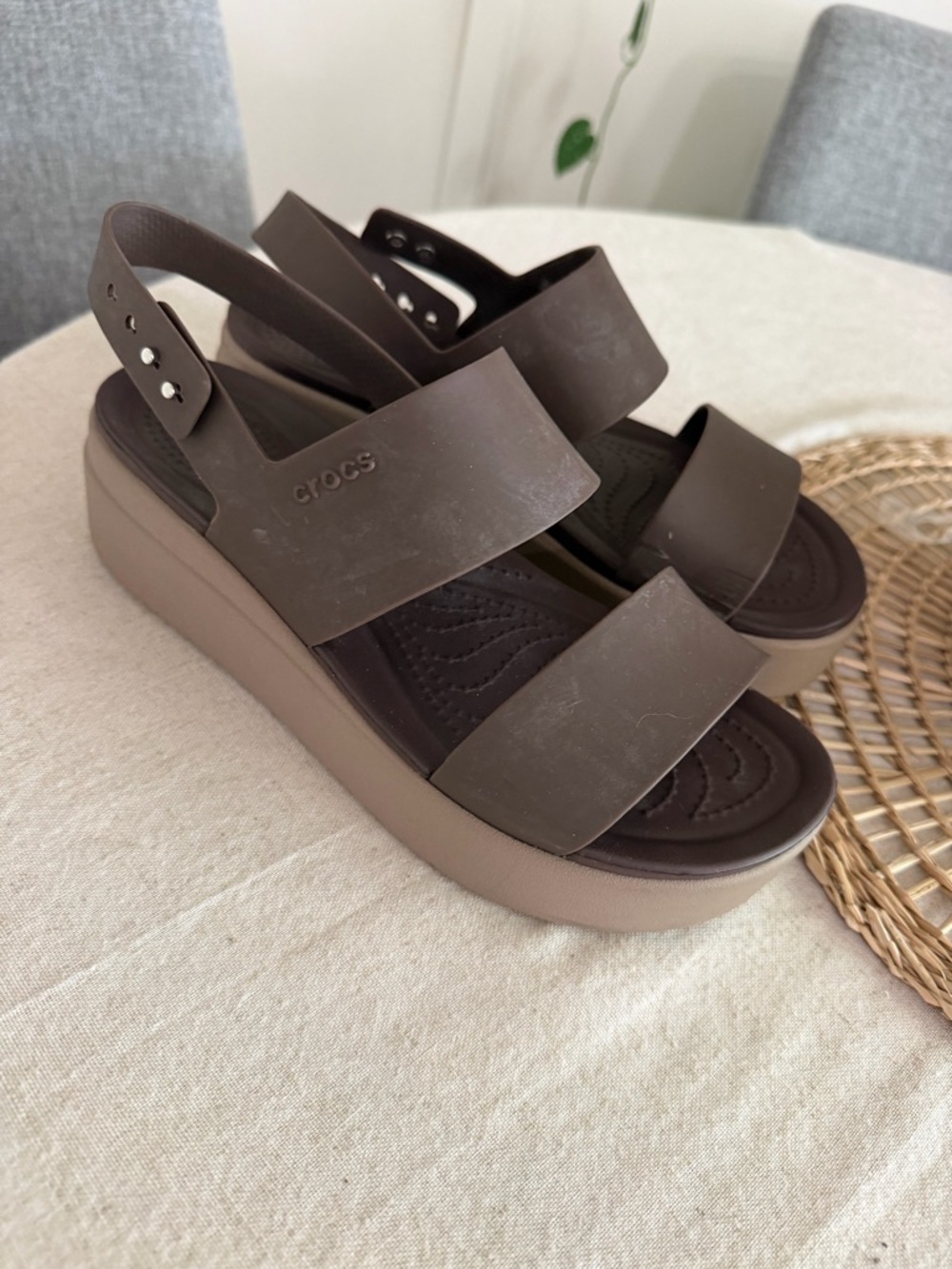 Woman's Sandals Crocs Brooklyn Low Wedge Sandal Size 8 Brown Adjustable